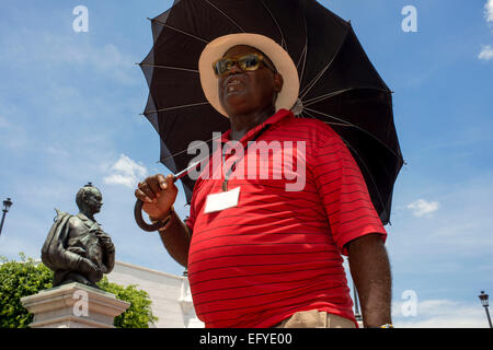 Una guida a piedi intorno all Obelisco con il francese gallo sulla Plaza de Francia Square nella Città di Panama, Panama America centrale. Fren Foto Stock