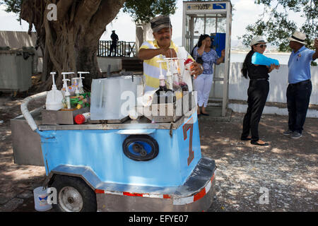 PANAMA CITY, PANAMA - Venditore per la vendita di frutta aromatizzate con ghiaccio e rasata, noto come raspado. Radere il ghiaccio è una grande famiglia di ghiaccio-base de Foto Stock