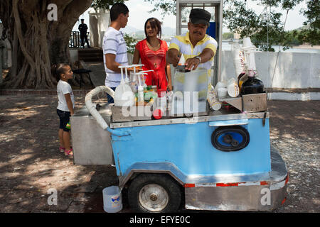 PANAMA CITY, PANAMA - Venditore per la vendita di frutta aromatizzate con ghiaccio e rasata, noto come raspado. Radere il ghiaccio è una grande famiglia di ghiaccio-base de Foto Stock