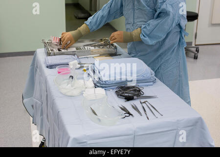 Un carrello con attrezzatura essendo preparato per uso in un REGNO UNITO NHS hospital Foto Stock