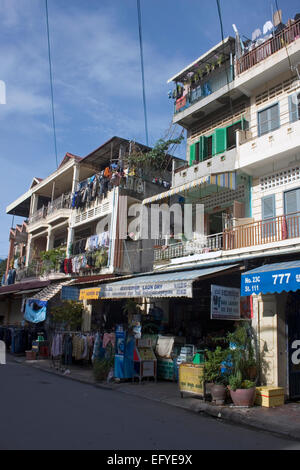 Tipiche botteghe sono visualizzati su una strada di città in Phnom Penh Cambogia. Foto Stock