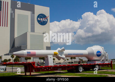 Orion rocket ogiva al Kennedy Space Centre con gruppo di veicoli edificio in background. Foto Stock