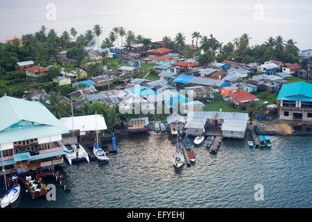 Vista aerea della città di Colon isola. Bocas del Toro. Panama. L'arcipelago di Bocas del Toro è la casa di un semi-permanente di popul Foto Stock