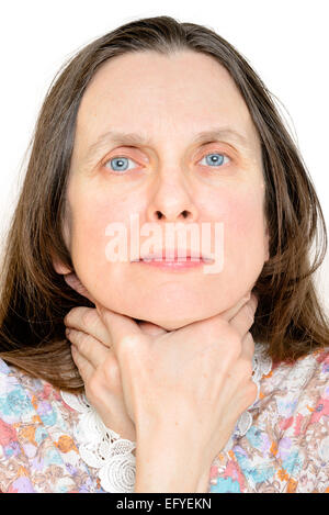 Donna adulta con le mani attorno al collo, come se lei vuole soffocare se stessa, a simboleggiare il mal di gola Foto Stock