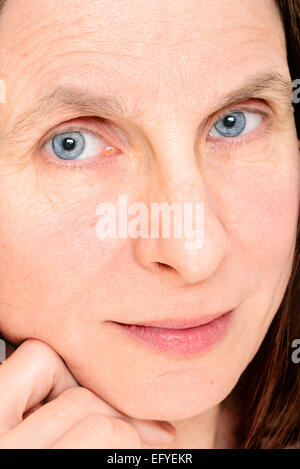 Primo piano della donna adulta faccia con le lenti a contatto morbide per gli occhi Foto Stock