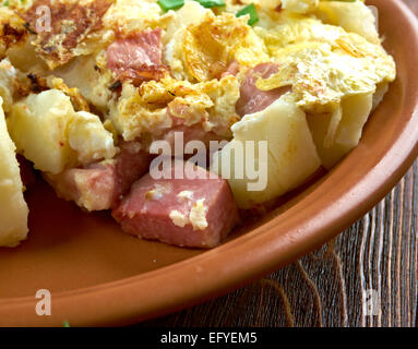 Bauernfruhstuck agricoltore e la prima colazione. Paese tedesco Prima colazione piatto fatto da patate fritte, uova, Cipolle, porri , e pancetta o h Foto Stock