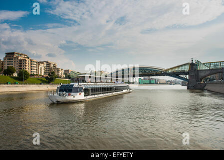 Nave da crociera sul fiume Moskva, Mosca, Russia Foto Stock