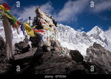 Bandiere di preghiera sbattimenti nel vento sul Kongma La Pass, Nepal Foto Stock