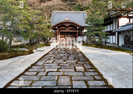 Il percorso in pietra ammiraglia fino al cancello principale dell'Hojo (la sala dell'abate) nel tempio zen Nanzen-ji, Kyoto, Giappone Foto Stock