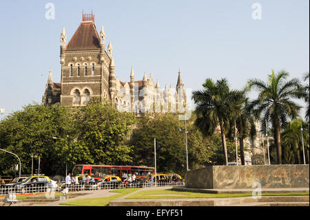 Mumbai, India - 5 gennaio 2015: le persone nel traffico nella parte anteriore del Colonial Building orientali a Mumbai, India Foto Stock