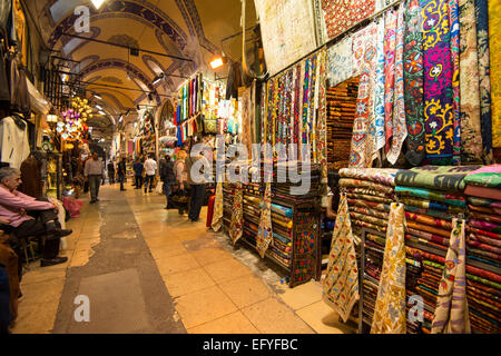 Interno, parte coperta, Gran Bazaar Kapali Carsi, centro storico, Istanbul, parte europea, Turchia Foto Stock