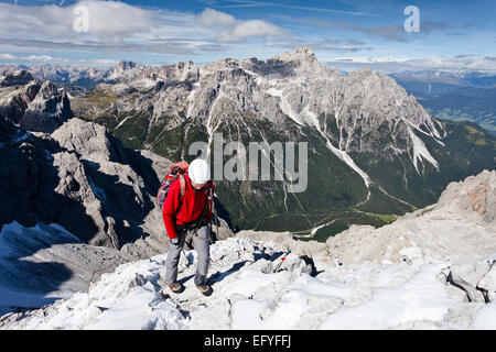 Alpinista durante la salita sulla Croda Rossa via ferrata sul Sesto Croda Rossa nelle Dolomiti Foto Stock