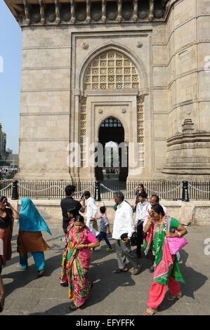 Mumbai, India - 5 gennaio 2015: la gente a piedi di appoggio e nella parte anteriore del Gateway of India a Mumbai, India Foto Stock