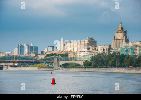 Paesaggio con Zhivopisny ponte che attraversa il fiume Moskva, Mosca, Russia Foto Stock