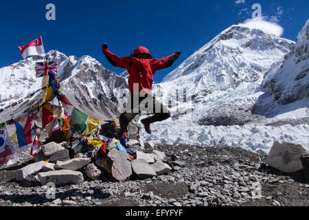 Celebrando avendo raggiunto il Campo Base Everest Foto Stock