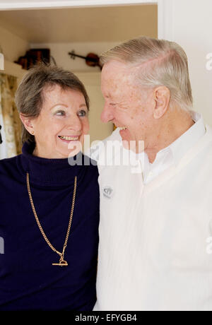 I pensionati anziani giovane maschio e femmina nel loro 80s ancora in cerca di amore felice e sorridente Foto Stock
