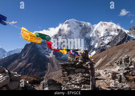 Vette innevate e bandiere di preghiera in Himalaya del Nepal Foto Stock