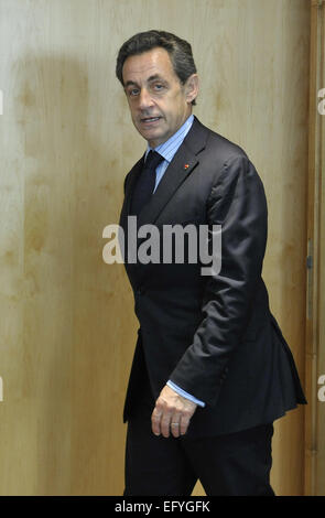 Bruxelles, Belgio. 12 Feb, 2015. Ex Presidente francese Nicolas Sarkozy arriva al quartier generale dell'Unione europea di incontrarsi con il Presidente della Commissione Europea Jean Claude Juncker (non visibile) in Brussles, Belgio, del 12 febbraio 2015. Credito: Voi Pingfan/Xinhua/Alamy Live News Foto Stock