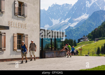 Gli escursionisti in estate presso il Bellevue Hotel con Aiguille du Midi dietro, Chamonix, Francia, Europa Foto Stock