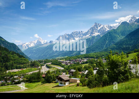 Les Houches villaggio della valle di Chamonix con le Aiguilles de Chamonix gamma dietro, vicino a Chamonix, Francia, Europa Foto Stock