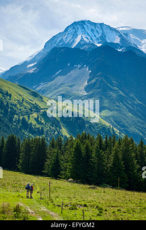 Camminando verso l'Aiguille du Gouter sulle pendici inferiori del Monte bianco, Alpi francesi, Francia, Europa Foto Stock