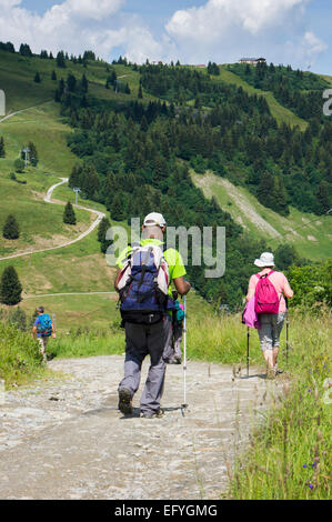 Walkers escursionismo in estate nelle Alpi francesi nei pressi di Prarion, Valle di Chamonix, Francia, Europa Foto Stock