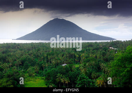 Vista panoramica del lussureggiante paesaggio di Bunaken Island con sull'Isola di Manado Tua in background Foto Stock