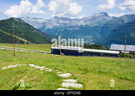 Il Mont Blanc mountain treno cog con Servoz borgo sottostante, a Les Houches, Bellevue, vicino a Chamonix, sulle Alpi francesi, Francia Foto Stock