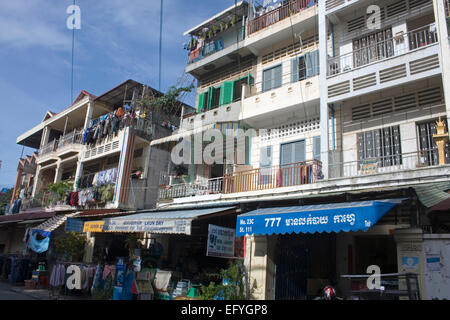 Tipiche botteghe sono visualizzati su una strada di città in Phnom Penh Cambogia. Foto Stock