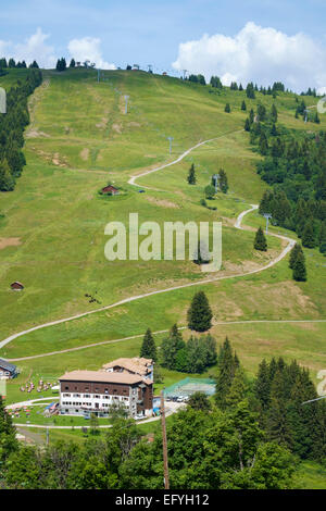 Pista da sci in estate a Prarion, Mont Blanc con lo Chalet APAS hotel al di sopra della valle di Chamonix, Francia, Europa Foto Stock