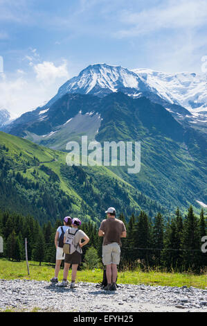 Gli escursionisti escursionismo in estate a Aiguille du Gouter sul Mont Blanc mountain con la gente che camminava nelle Alpi francesi, Francia, Europa Foto Stock