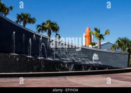 Kennedy memorial presso il Kennedy Space Center con lo Space Shuttle Booster in background. Foto Stock