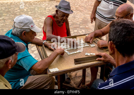 Uomini cubano GIOCA Domino a un tavolo esterno, old town,Trinidad, Sancti Spiritus Provincia, Cuba Foto Stock