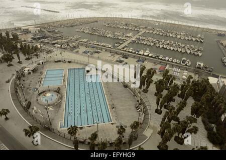 Tel Aviv, Israele. Xi Febbraio, 2015. Le onde del mare Mediterraneo luogo mentre yachts ancorati a Tel Aviv, Israele, su 11 Febbraio, 2015. Una tempesta di sabbia continua a soffiare forte in parti del Medio Oriente il Mercoledì, dove le autorità sono rimaste porti di mare chiuso e brevemente i voli con messa a terra. Israele è stato colpito dalla tempesta di sabbia in via di sviluppo. Il paese temporaneamente arrestato due aeroporti e sospesi tutti i voli nazionali di mercoledì mattina come la tempesta di sabbia ha colpito il paese, l'Israele Airport Authority ha detto in una dichiarazione. Credito: JINI/Tomer Neubeg/Xinhua/Alamy Live News Foto Stock