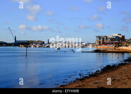 Vista verso il porto di Poole Quay e Dorset Regno Unito Inghilterra con il mare lambisce la sabbia Foto Stock