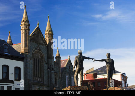 Il 'mani attraverso la divide " scultura di Maurice Harron in Carlisle Street, Londonderry, County Londonderry, Irlanda del Nord Foto Stock