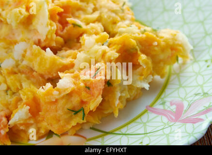 Clapshot - tradizionale piatto scozzese che ha avuto origine nelle Orkney. combinato la miscelatura di svedese rape e patate Foto Stock