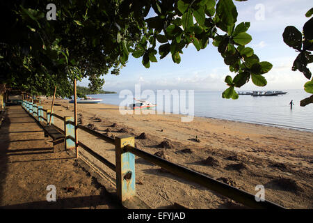 Tranquillo pomeriggio sulla spiaggia di Bunaken Island Foto Stock