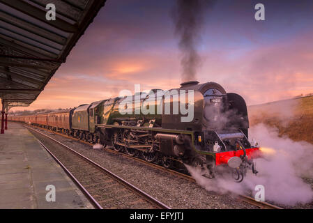 La Principessa Elisabetta locomotiva classe la Duchessa di Sutherland tira la Cumbria Express di montagna il 7 febbraio 2015. Foto Stock