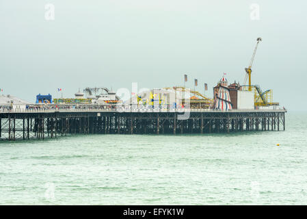 BRIGHTON, Regno Unito - 27 agosto vista del parco di divertimenti sul vecchio molo nel centro turistico città di mare , girato su 2014 agosto 27, luminoso Foto Stock