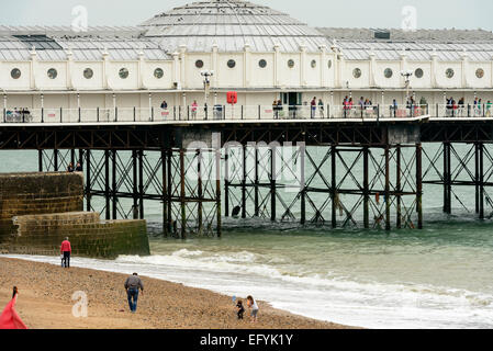 BRIGHTON, Regno Unito - 27 agosto vista della struttura del vecchio molo nel centro turistico città di mare , girato su 2014 agosto 27, Brighton Foto Stock