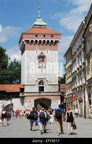 San Floriano's Gate nelle mura della città vecchia di Cracovia in Polonia. Foto Stock