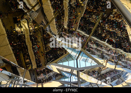 Persone non identificate e le bancarelle del mercato si riflette su un soffitto a specchio del più famoso mercato delle pulci di barcellona Foto Stock