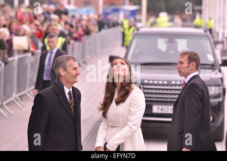 Portsmouth, Hampshire. 15 feb 2015, duchessa di Cambridge incontro il Sindaco e i membri del pubblico in occasione di una visita a supporto GB's offerta torna a vincere la Coppa America Foto Stock
