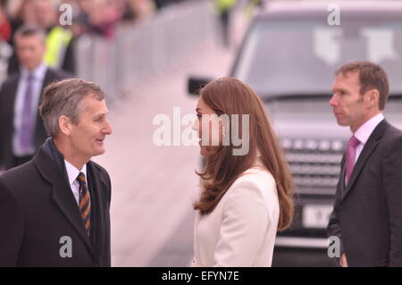 Portsmouth, Hampshire. 15 feb 2015, duchessa di Cambridge incontro il Sindaco e i membri del pubblico in occasione di una visita a supporto GB's offerta torna a vincere la Coppa America Foto Stock