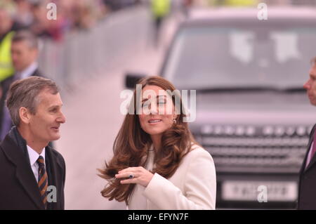 Portsmouth, Hampshire. 15 feb 2015, duchessa di Cambridge incontro il Sindaco e i membri del pubblico in occasione di una visita a supporto GB's offerta torna a vincere la Coppa America Foto Stock