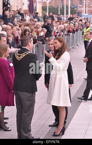 Portsmouth, Hampshire. 15 feb 2015, duchessa di Cambridge incontro il Sindaco e i membri del pubblico in occasione di una visita a supporto GB's offerta torna a vincere la Coppa America Foto Stock