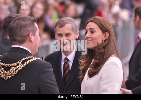Portsmouth, Hampshire. 15 feb 2015, duchessa di Cambridge incontro il Sindaco e i membri del pubblico in occasione di una visita a supporto GB's offerta torna a vincere la Coppa America Foto Stock