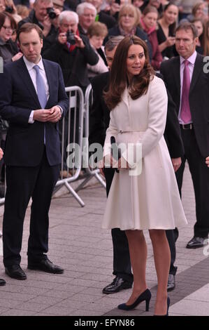 Portsmouth, Hampshire. 15 feb 2015, duchessa di Cambridge incontro il Sindaco e i membri del pubblico in occasione di una visita a supporto GB's offerta torna a vincere la Coppa America Foto Stock