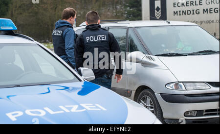 Passau, Germania. 12 Feb, 2015. Gli ufficiali del tedesco della polizia federale conduce un arresto e controllare la ricerca sull'autostrada A3 nei pressi di Passau, Germania, 12 febbraio 2015. Lo Stato di Baviera ha deciso di intensificare il suo punto di arresto e delle operazioni di ricerca a causa del numero sempre crescente di richiedenti asilo provenienti dal Kosovo. Foto: Marc Mueller/dpa/Alamy Live News Foto Stock